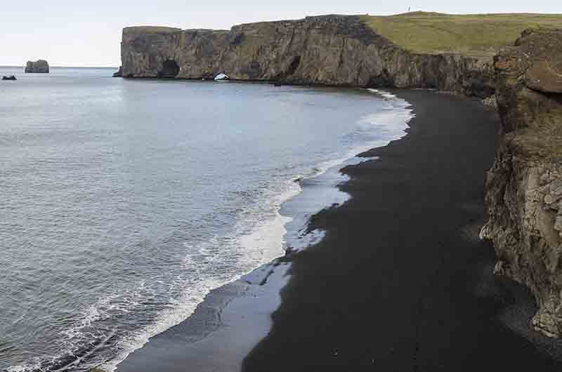 Islandia 121 - reserva natural de Dyrholaey - acantilados de Dyrholaey y playa de Kirkjufjara.jpg